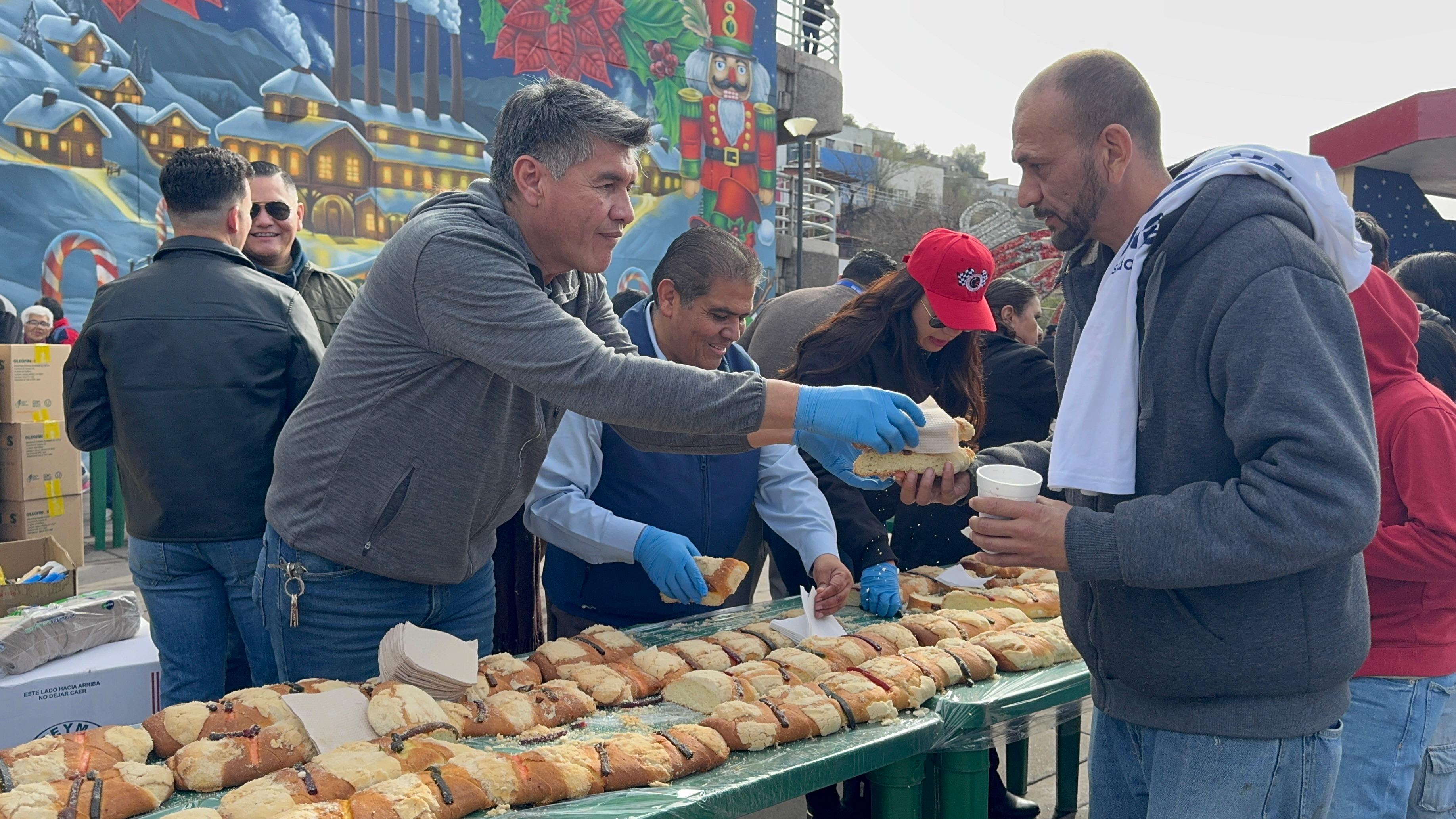 Adrián Quiroz mantiene viva la tradición de la Rosca de Reyes en Nogales desde hace 28 años