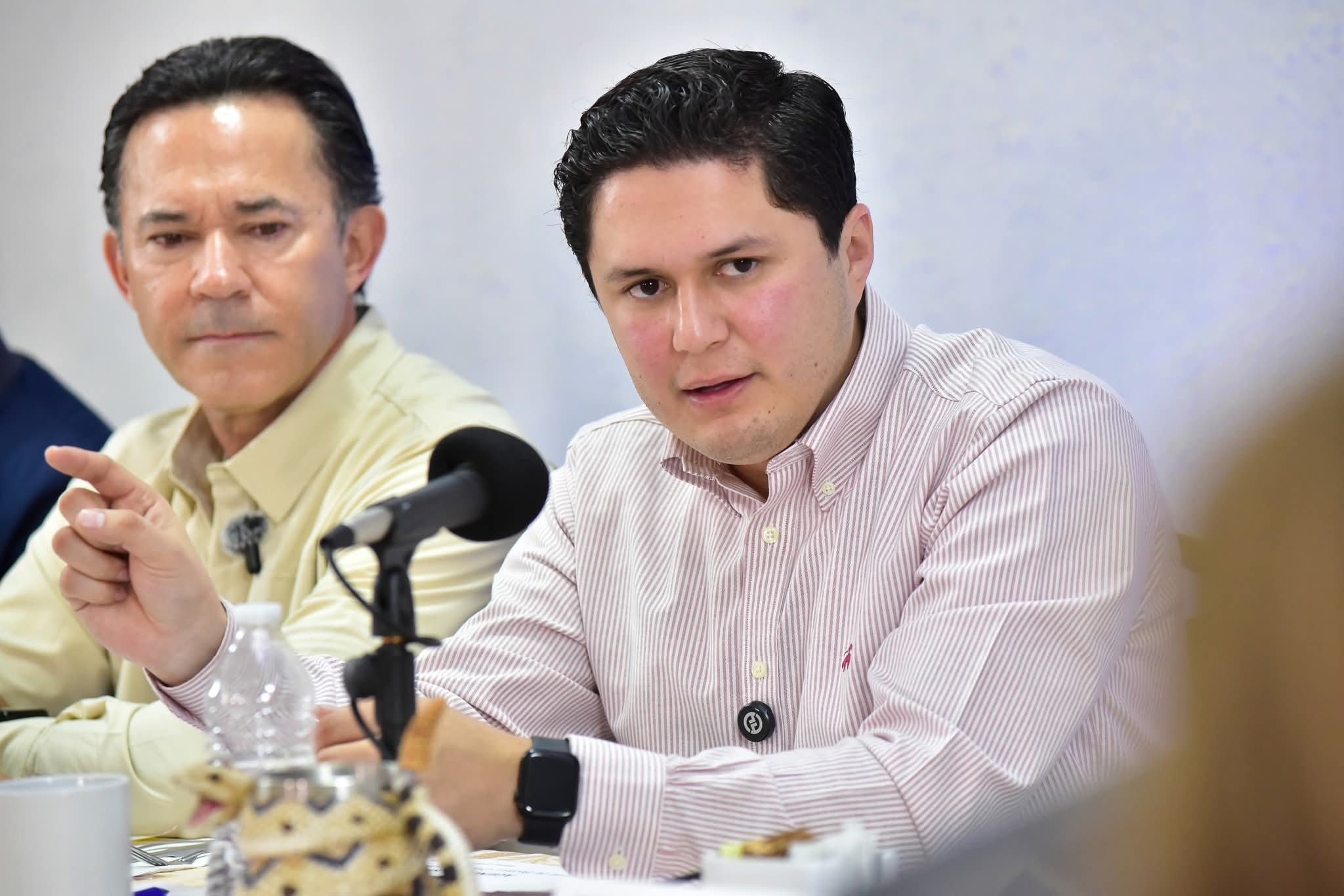 Participa AzSon Noticias en Mesa Cancún con el director del Instituto Estatal de Becas y Crédito Educativo